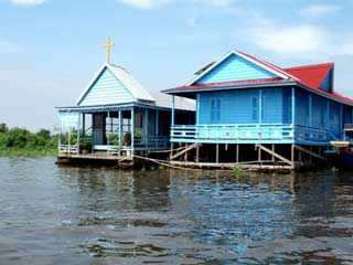  シェムリアップ:  カンボジア:  
 
 Water dwelling on the Tonle Sap